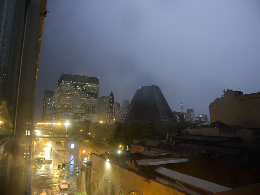 Raio ilumina o Centro durante chuva forte em diversos bairros que deixa cidade que estágio de atenção