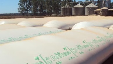 Também conhecido como silo bolsa, o equipamento é utilizado para o armazenamento de grãos e silagem