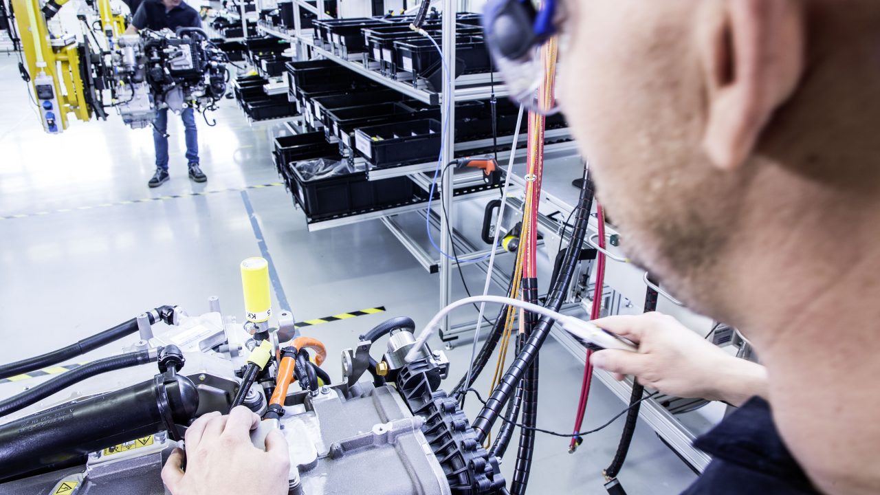 Linha de produção em uma fábrica da Mercedes-Benz, controlada pela Daimler, que usa a tecnologia de células de combustíveis em carros compactos