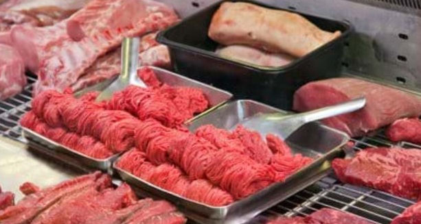 Além disso, o anúncio de compras governamentais de carne levanta questões sobre se as operações reiniciadas nas fábricas vão conseguir dar conta da demanda