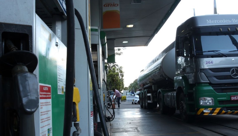 Segundo a Associação Brasileira dos Importadores de Combustíveis (Abicom), o aumento médio da gasolina será de R$ 0,0797 o litro
