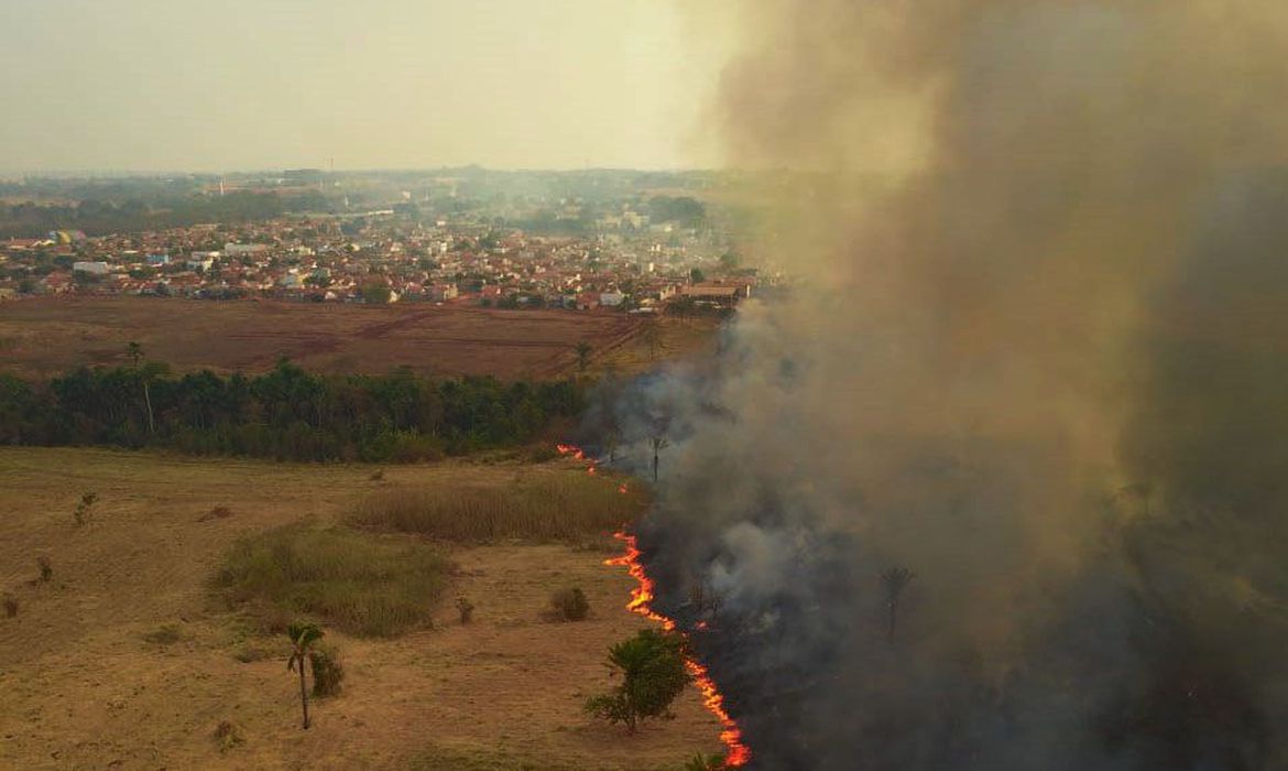 A antena servirá para o governo monitorar queimadas e desmatamento na Amazônia
