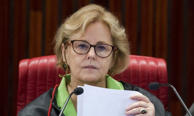 A petição, elaborada por deputados federais, afirma que Bolsonaro teria praticado crime contra o Estado Democrático de Direito