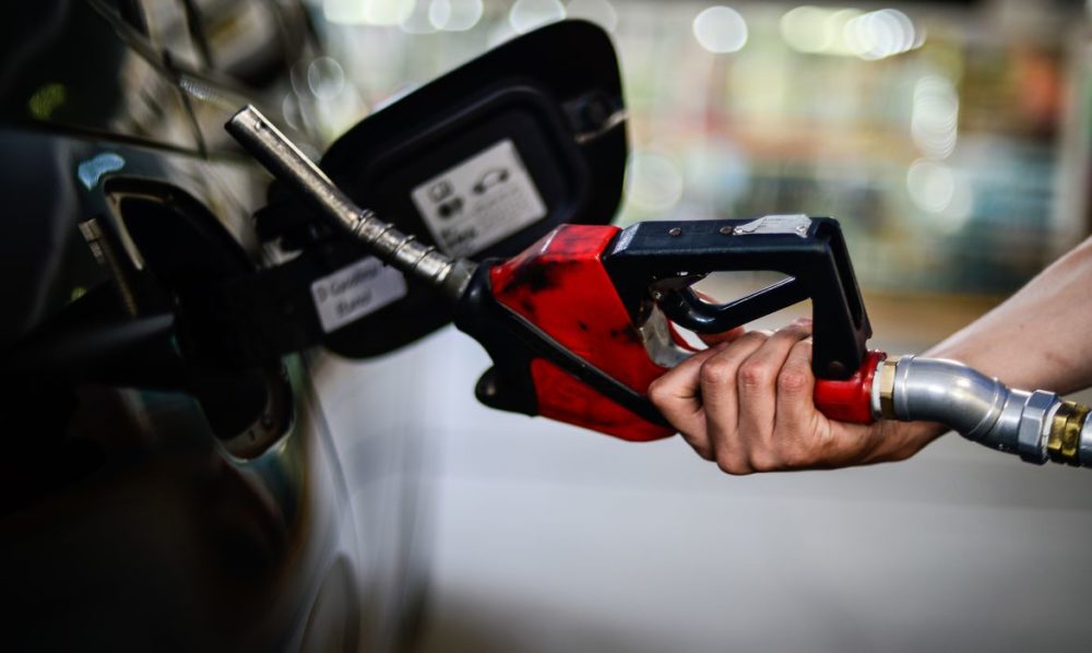 O litro do combustível teve uma queda de R$ 0,20, passando a custar R$ 5,41