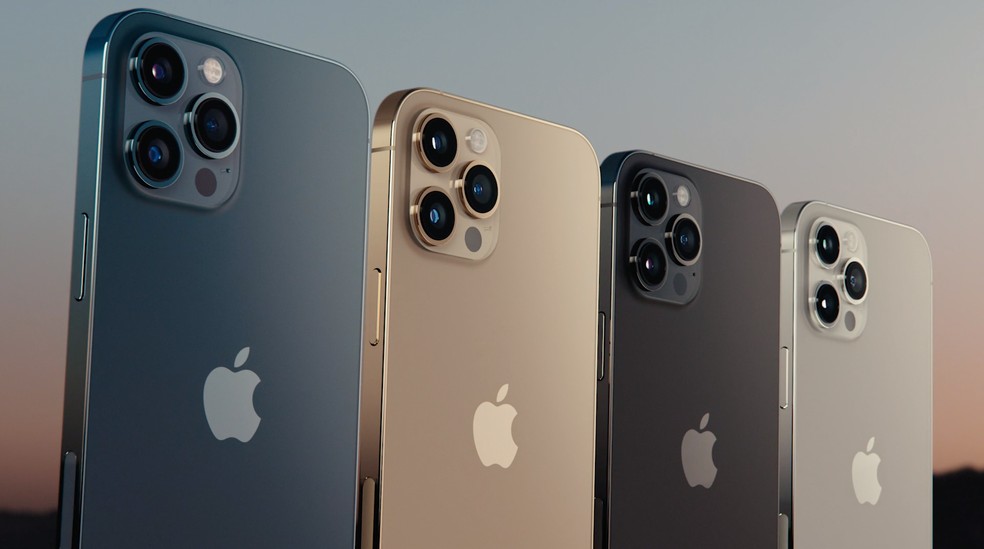 A Apple foi processada por vender os smartphones, desde o iPhone 12, sem o carregador de energia para tomada de parede