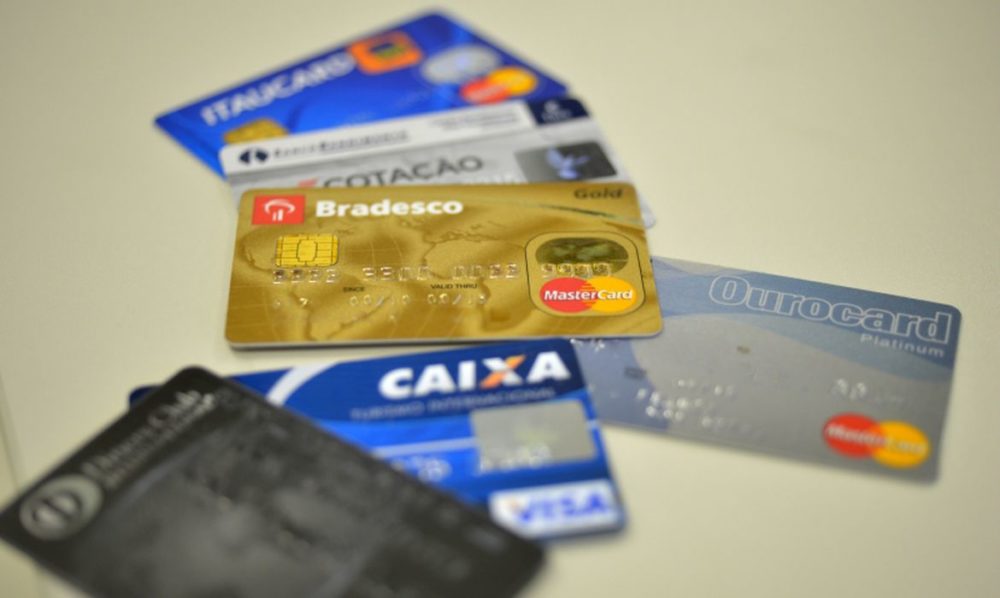 O cartão de crédito é um meio de pagamento muito utilizado no Brasil