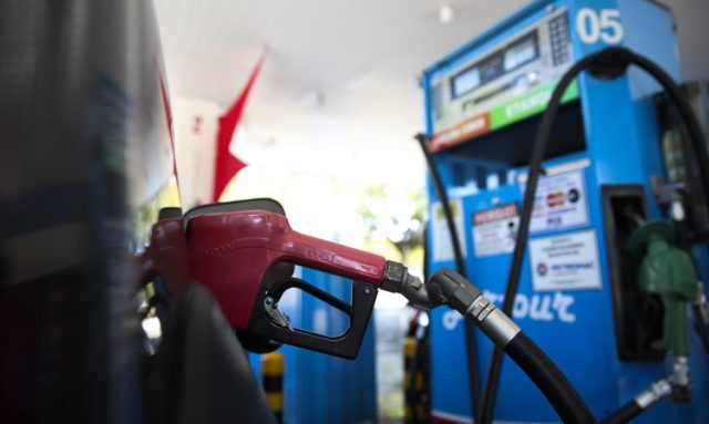 Há 47 dias sem reajuste, o preço da gasolina registra defasagem média de 5% nesta quarta-feira