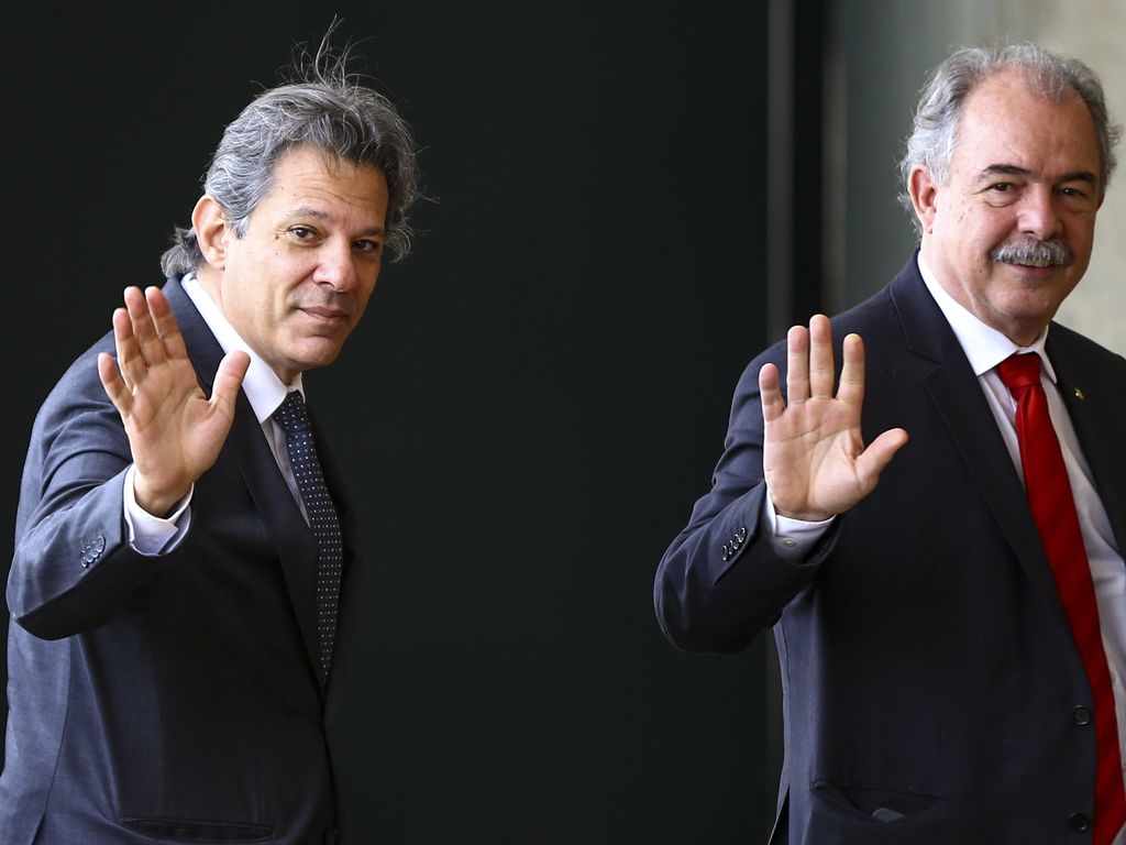Fernando Haddad e Aloizio Mercadante chegam ao gabinete do governo de transição no Centro Cultural Banco do Brasil