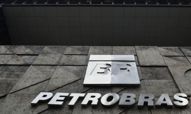 Nos bastidores da Petrobras, uma suspensão ou reversão da distribuição de dividendos é considerada improvável