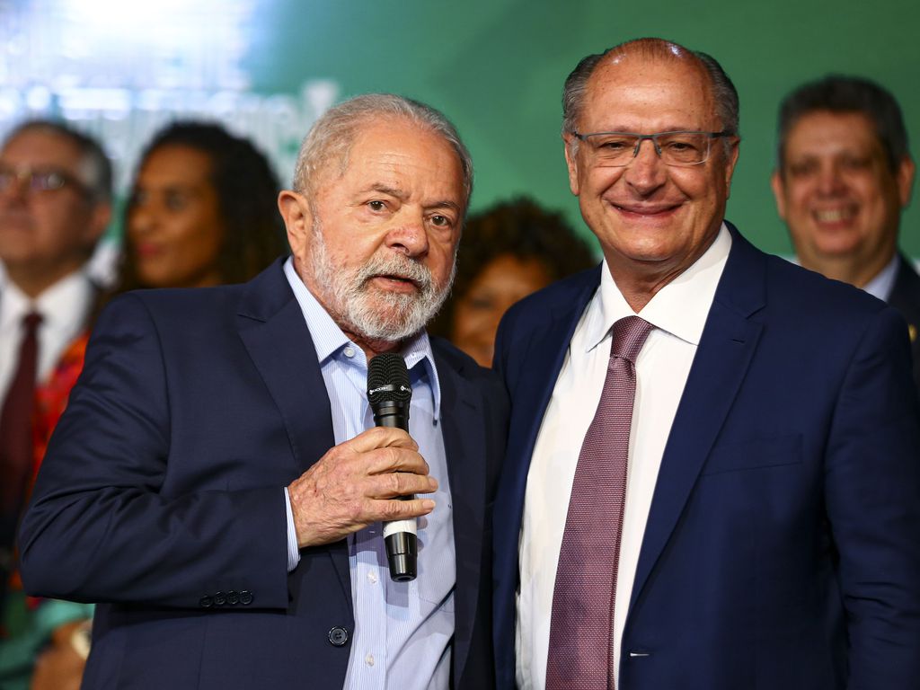 O presidente eleito, Luiz Inácio Lula da Silva, e o futuro ministro do Desenvolvimento, Indústria e Comércio, Geraldo Alckmin, durante anúncio de novos ministros que comporão o governo