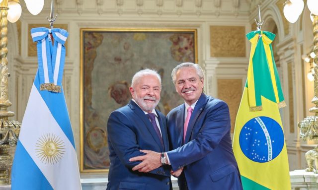 Lula afirmou que, se dependesse dele, sempre haveria comércio em moeda comum para diminuir a dependência do dólar