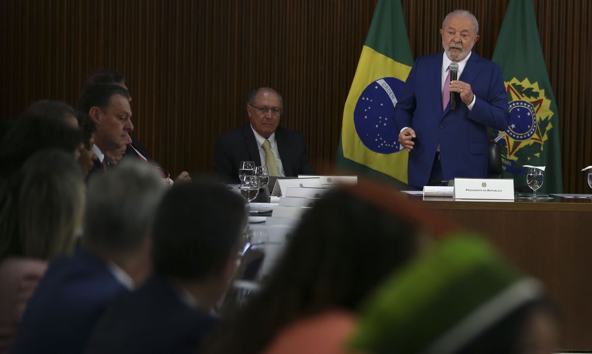 Nós vamos exigir que a lei seja cumprida", disse Lula