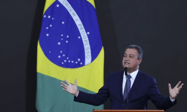 O ministro da Casa Civil, Rui Costa, assume o cargo em uma cerimônia no Salão Oeste do Palácio do Planalto