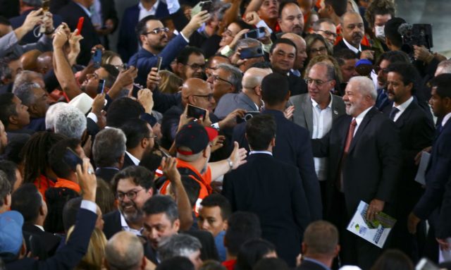 O presidente Luiz Inácio Lula da Silva participa de encontro com dirigentes de centrais sindicais, no Palácio do Planalto