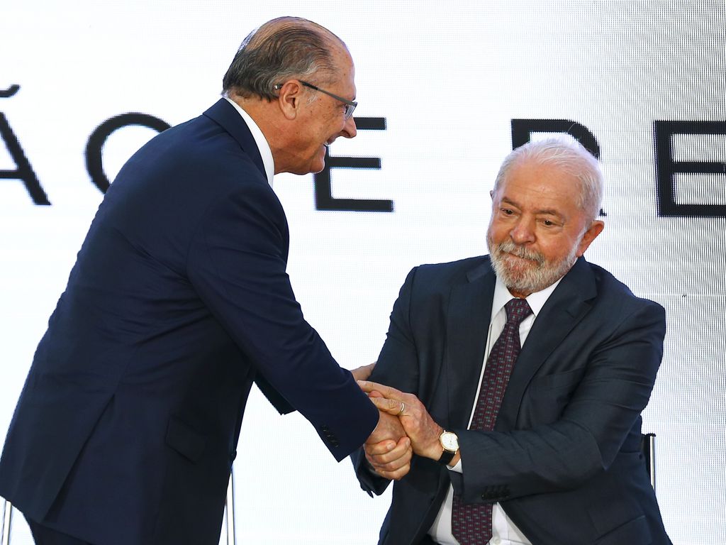 O vice-presidente da República, Geraldo Alckmin, e o presidente, Luiz Inácio Lula da Silva, durante solenidade de investidura no cargo de ministro do Desenvolvimento, Indústria, Comércio e Serviços (MDIC), no Palácio do Planalto