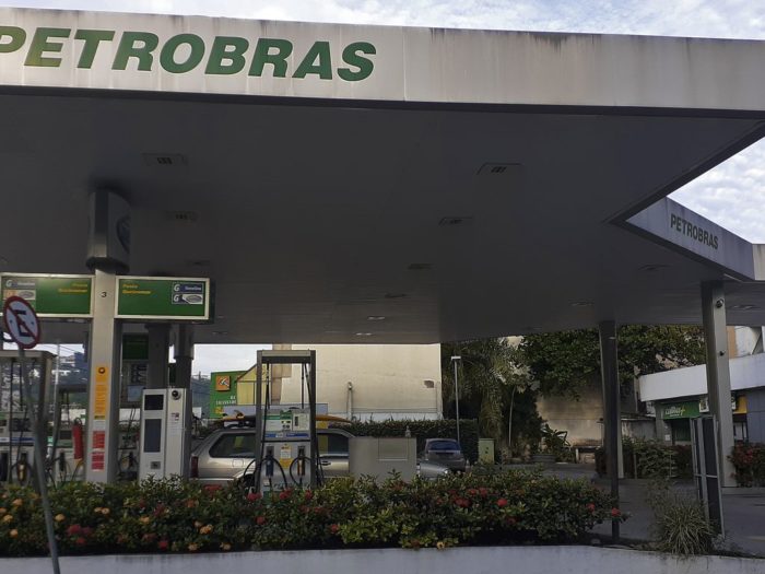 Por força de uma emenda constitucional, a diferença dos tributos entre a gasolina e o etanol deve ficar em R$ 0,45