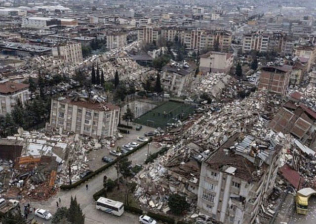 O terremoto de magnitude 7.8, que ocorreu no início da manhã, foi o pior a atingir a Turquia neste século