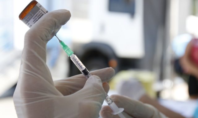 A primeira remessa de imunizantes, com 9,8 mil unidades, foi recebida pelo Brasil ainda em outubro