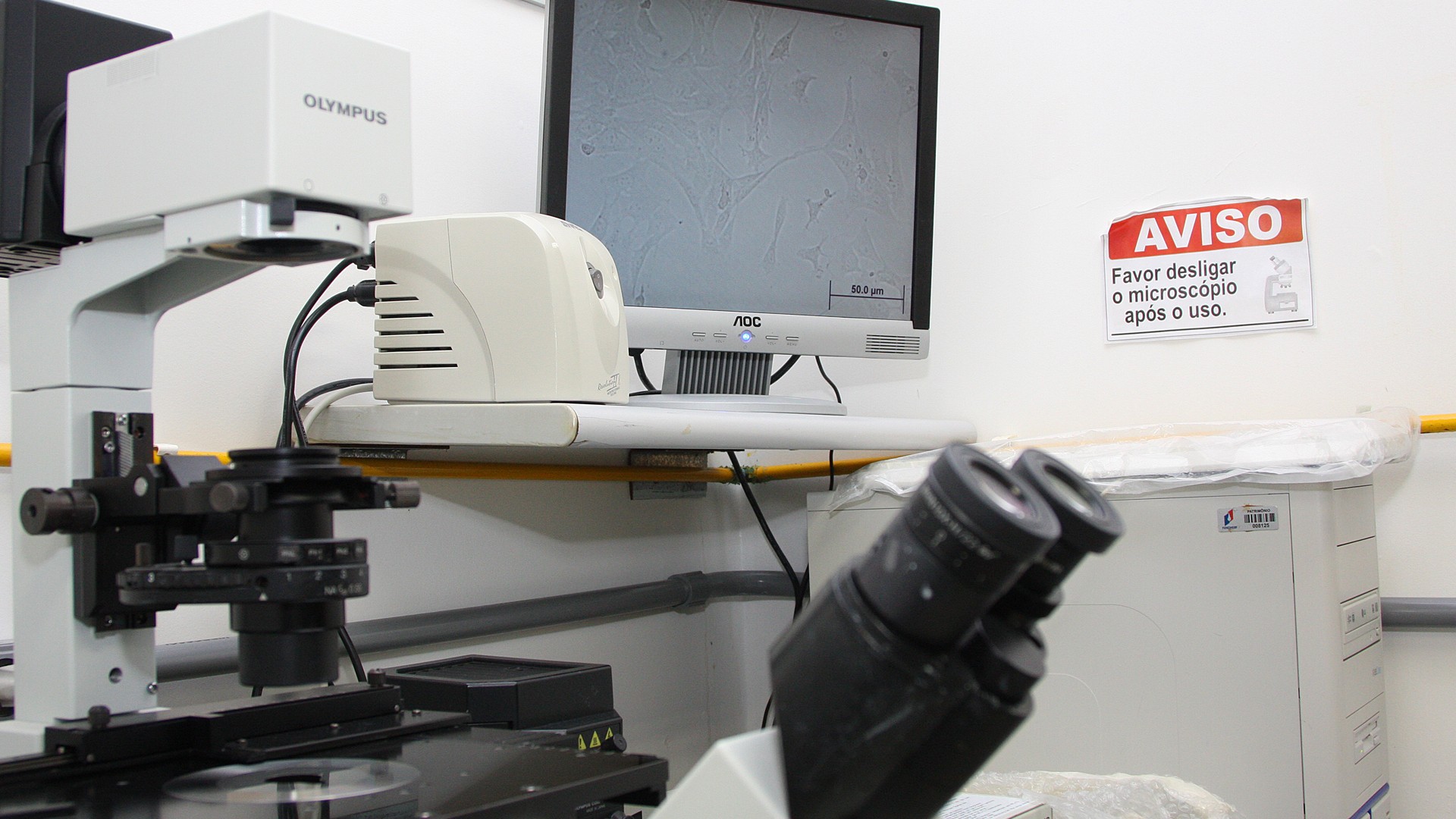 Sala de hospital com microscópio