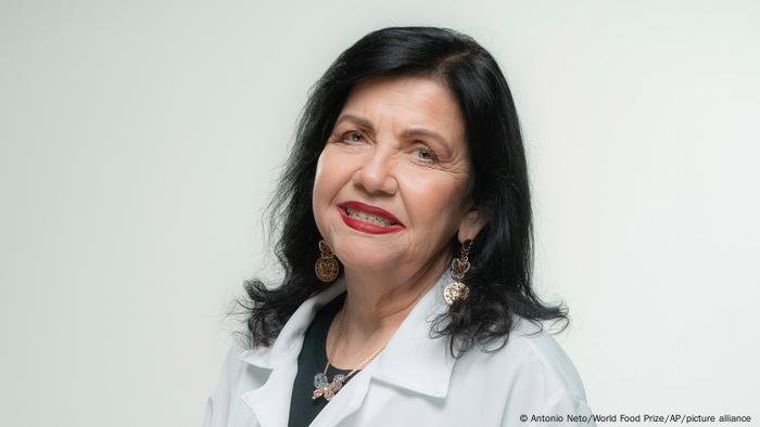 Conheça a microbiologista brasileira que ganhou prêmio considerado o ‘Nobel da Agricultura’