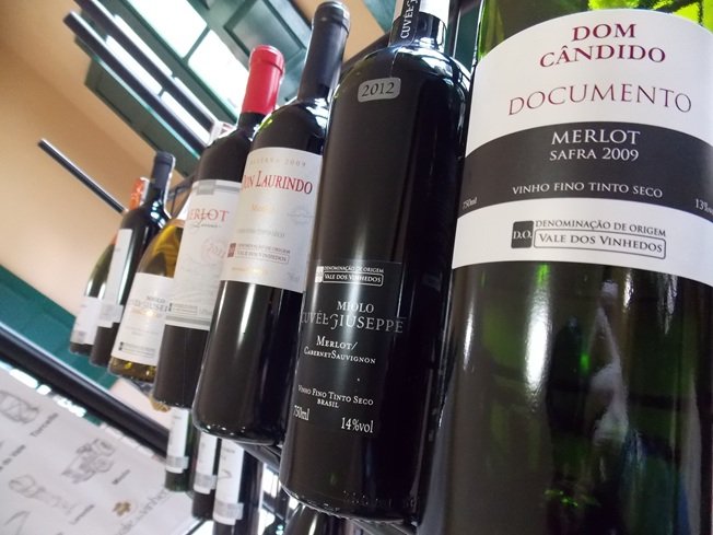 Garrafas de vinhos do Vale dos Vinhos com o selo de indicação geográfica