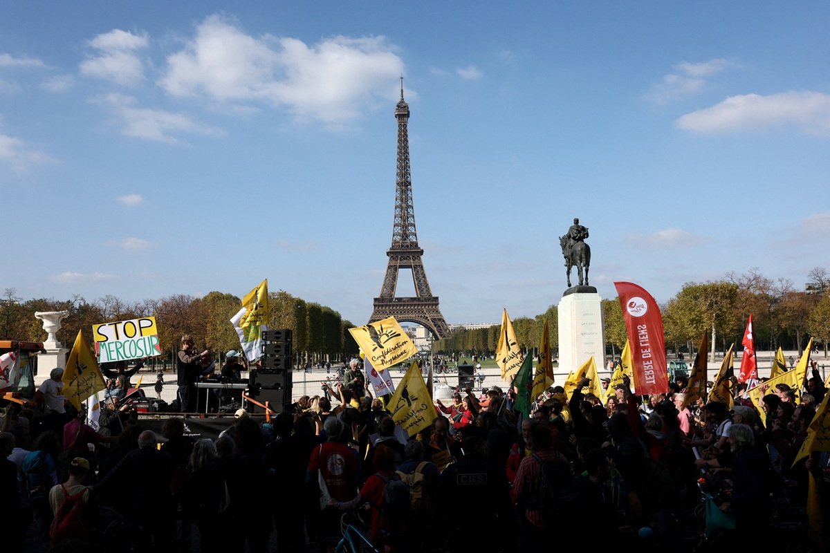 Produtores franceses protestam em Paris para bloquear acordo UE-Mercosul