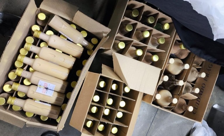 Bebidas irregulares apreendidas no Mercado Municipal do Capão Raso, em Curitiba (PR)