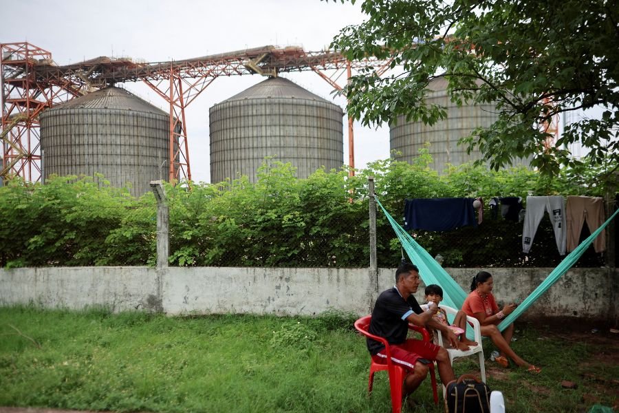 Indígenas em frente ao terminal da Cargill em Santarém, no Pará