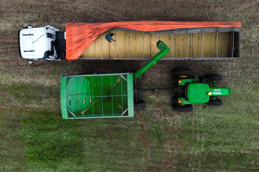 Vendas de colheitadeiras no Brasil recuam quase 50% em fevereiro, diz Fenabrave
