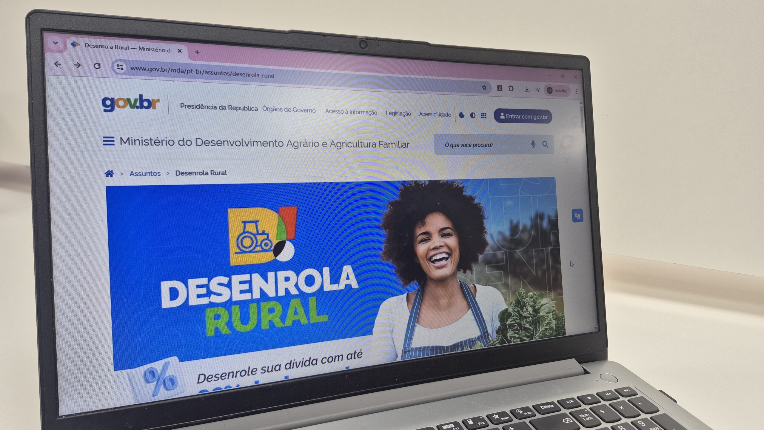 Computador exibe o site do programa Desenrola Rural